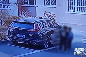 将车身当画板，监控记录：仨熊孩子划车玩...图片