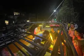 北碚山火扑救现场：摩托车上山下山忙运输 网约车司机、理发师、修理工、教师等纷纷加入灭火大军图片