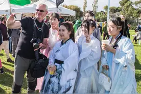 95后姑娘穿汉服走上新西兰街头，瞬间“炸街”，照片获数十万好评图片