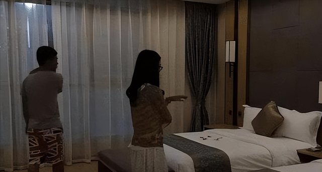 28岁女教师与17岁学生一月开房30次，聊天内容不堪入目，父母报警