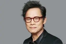 地位尊崇如罗大佑都是他的“小字辈”，来看华语乐坛“一左一右”图片