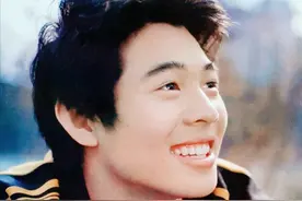 60岁李连杰断崖式衰老 与年轻时相比判若两人 网友担忧他的身体健康图片