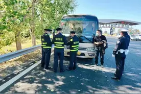 哈尔滨交警联合哈尔滨交通执法局重拳打击高速公路货车倒货驳载等隐匿交通违法行为图片