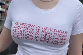 在TikTok卖“女权T恤”月入10万，这对夫妻火了图片