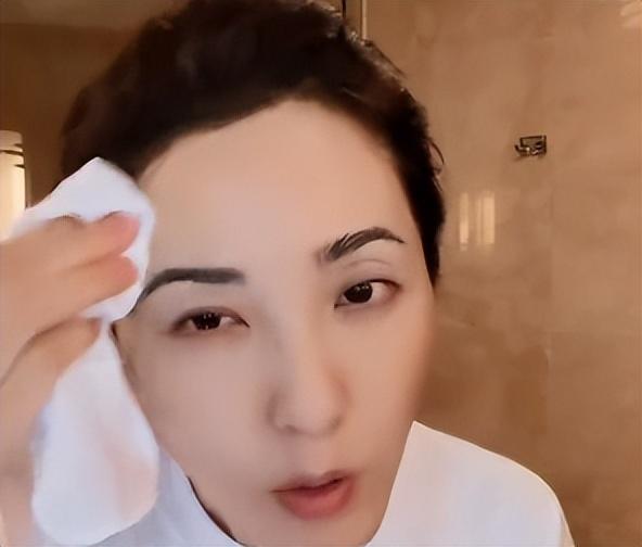 巩俐卸妆后,李若彤卸妆后,玲花卸妆后,网友调侃:差距太大