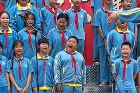 六一到底谁过节？男孩C位表演笑疯众人，暴露的问题却引人深思图片
