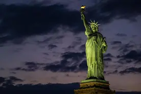 每年遭遇600次雷击却没事，自由女神像内部到底有什么？长见识了图片