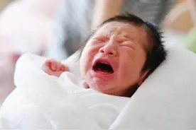 为什么宝宝见到某些人会突然大哭？老人不以为然，妈妈要心里有数图片