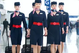 为何空姐上下飞机都要拉个行李箱，难道不觉得麻烦？看完就知道了图片