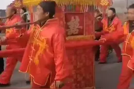 78岁大爷第一次结婚，新娘48岁，新郎官骑马，新娘坐轿，明媒正娶图片