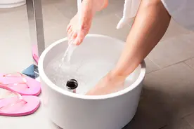 泡脚，会伤到身体吗？为什么泡脚反而伤身？终于有人说实话了图片