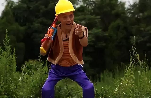 52岁"光头强":光环褪去无人问津,卖掉豪车换摩的,娇妻也跑了