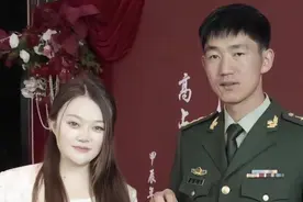 《变形计》高占喜订婚，桌子上摆15万现金，山里娃已逆袭成为上尉图片