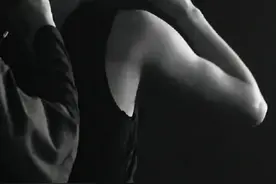 天哪！刘耀文的肌肉线条也太明显了吧，他才16岁啊图片