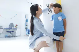 9岁男孩连续3年睡前喝牛奶，身高却只有109厘米？无知父母害了娃图片