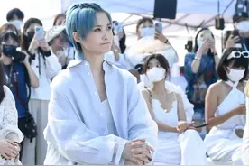 38岁李宇春现身三亚，染一头蓝发个性十足，穿超短辣裤打扮似少女图片