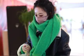 央视春晚明星私服秀：绿色最火，黑白格最青睐，五彩涂鸦最减龄图片