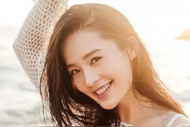李沁海边写真小露性感 身着比基尼外搭镂空罩衫图片