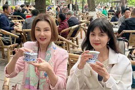 66岁台湾富婆回成都祭祖，街头坐竹椅嗑瓜子，与前夫因王祖贤离婚图片