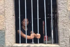 福建一25岁女子被裸身锁家中1年，吃喝拉撒都在床上，有何隐情？图片