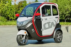 2款全封闭式电动三轮车，适合老年人代步或接娃，贵的上万元图片