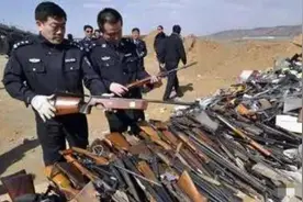 地震幸存者成唐山黑老大，持刀拿枪，敲诈8亿元，称霸唐山十几年图片