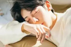 干净治愈的男生头像图片
