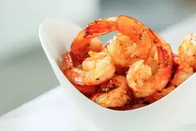 只需4个步骤，就能把大虾处理的干干净净！厨房常备小妙招~图片