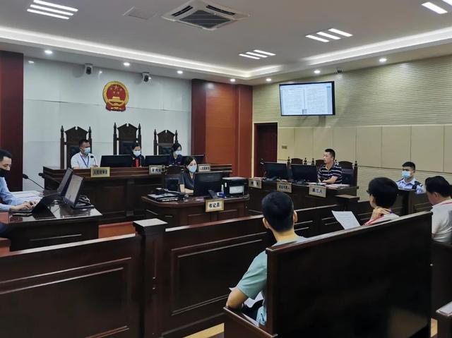 女网红和男子去新疆旅游，酒店里发生关系后，用力过猛女子腰折了