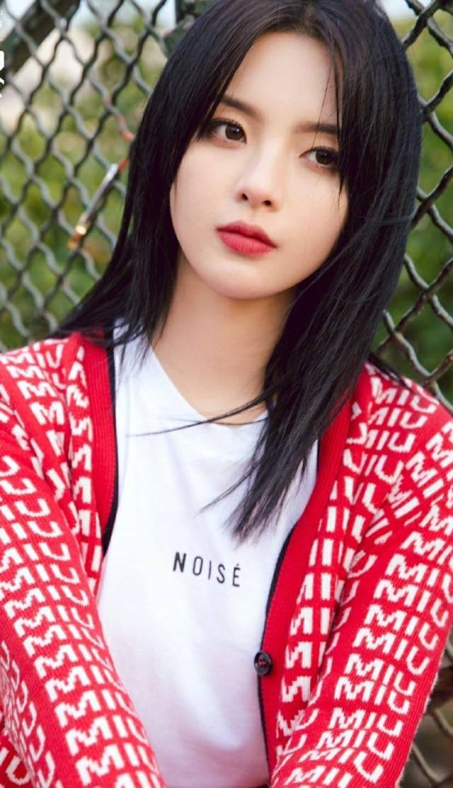 杨超越上位史：从盐城“村花”，到背靠港娱大佬，顶配资源何来？