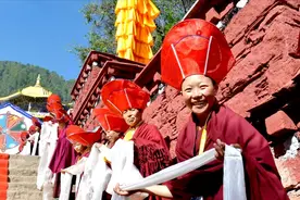 同是藏传佛教领袖，达赖与班禅是什么关系？哪个地位更高？图片