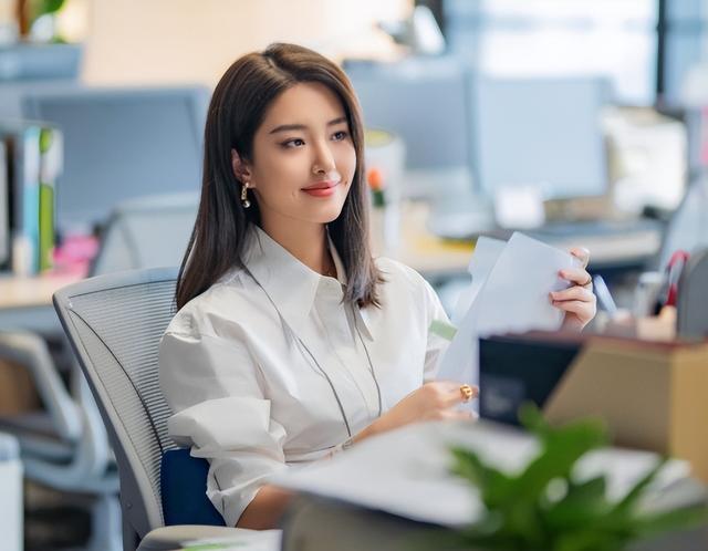 毕业于中央戏剧学院,因饰生活剧《媳妇的美好时代》中的潘美丽一角而