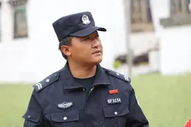 警眼看一线 | 呷老多灯：一个把“为人民服务”徽章佩戴胸前的辅警图片