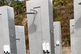 笑死，游客质疑海边淋浴点男女混洗无隔断，景区回应后网友沸腾了图片