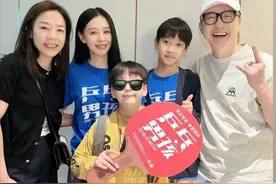 庾澄庆再婚8年罕见晒夫妻合影，49岁张嘉欣气质温婉，状态太绝了图片