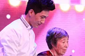 井柏然：60岁奶奶捡废品养他28年，红了不忘本，给奶奶买千万豪宅图片