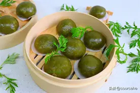 做青团的时候添加2物，清香翠绿，软糯香甜，很好吃！图片