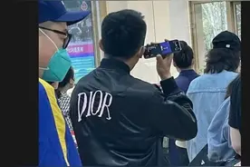 北京人民最紧张的一日：抢菜、拿手机等发布会……图片