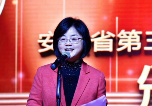 59岁宛如20岁少女的袁华厅长落马，十年厅长无人问一朝落马天下知