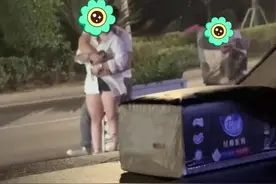 回顾2对热恋情侣在街边秀恩爱，举止间很亲密，不雅行为引人围观图片