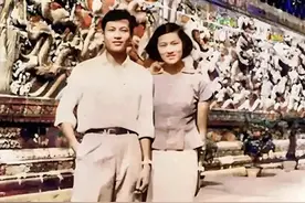1956年，章含之和洪君彦约会，站在北海九龙壁前，拍下了一张合影图片