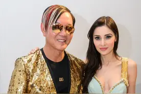 亿万富豪洪永时携爱妻看秀，郎才女貌羡煞旁人，有钱人的快乐啊！图片
