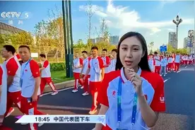 深挖 | 最新亮相大运会的美女记者，是他的女儿图片