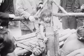 因身形奇特，非洲女孩被关铁笼当动物展览了5年，死后被制成标本图片