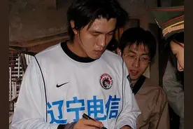 他曾是国足头号射手，与空姐妻子离婚，独自抚养儿子，45岁仍单身图片