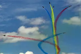 歼10C表演特技惊艳全场，中国军工创奇迹，沙特想买美国企图搅黄图片