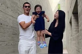 朱珠一家三口游大理，女儿为妈妈补妆，快2岁仍对奶嘴有瘾惹争议图片