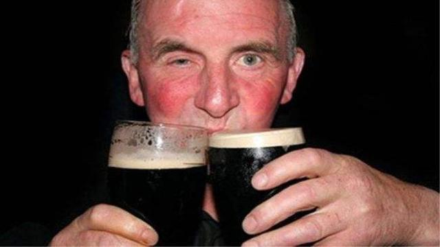 用这3个小动作,男人轻松让女人脸红,分分钟动情(男生脸红怎么消除)