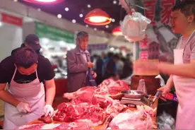 猪肉涨价了，大连一90后买了10斤排骨图片