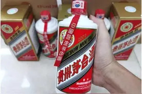 山东李哥请客，点了10瓶茅台，倒酒时滑出2颗玻璃球，咋回事？图片